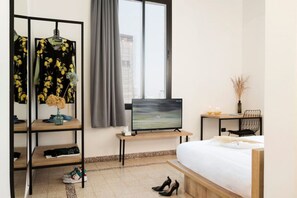 1 bedroom, desk, iron/ironing board, WiFi - Anoor 203 Studio in Gemmayze W/ 24/7 Power (Lebanon - Beirut)