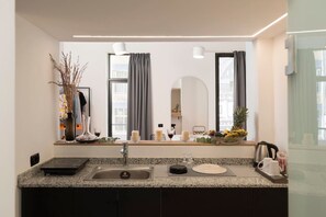 電子レンジ、コンロ、調理器具と食器、ダイニングテーブル