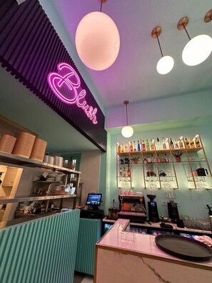 Bar (on property) - Anoor 209 Studio Gemmayze | Balcony & 24/7 Power (Lebanon - Beirut)