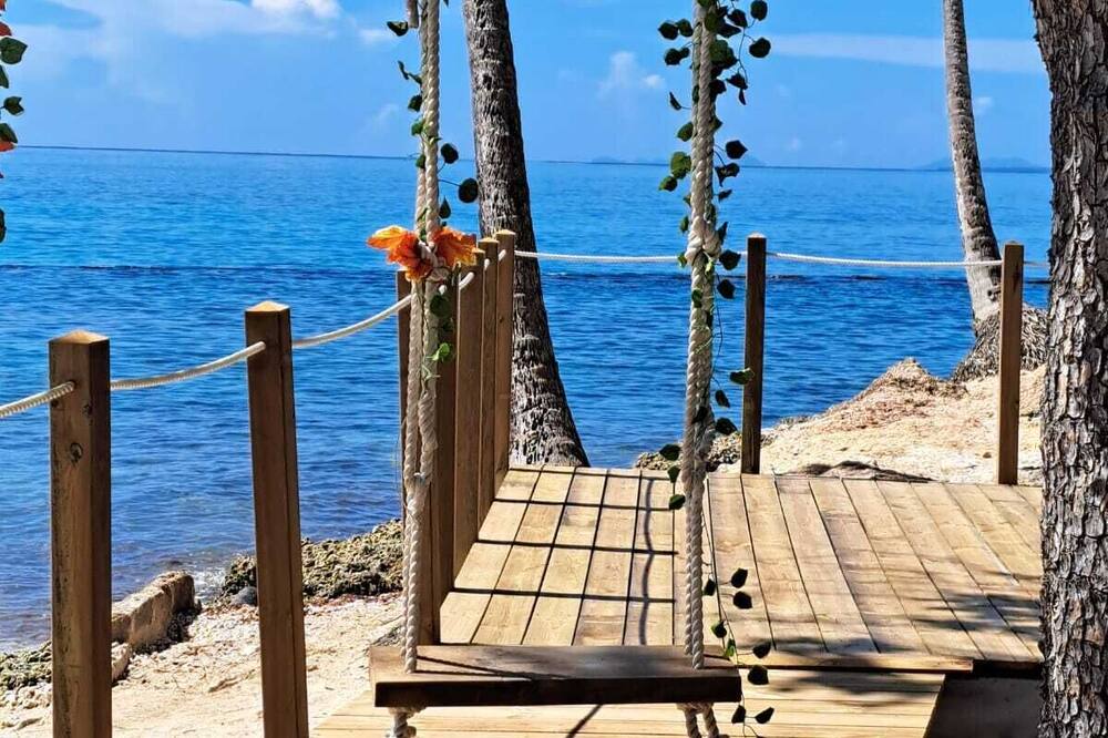 Large studio, sea view, beach access in downtown Le Gosier