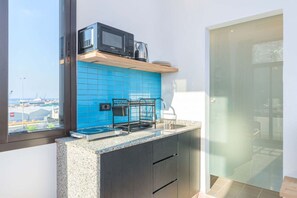 Mikrowelle, Herdplatte, Kochgeschirr/Geschirr/Besteck