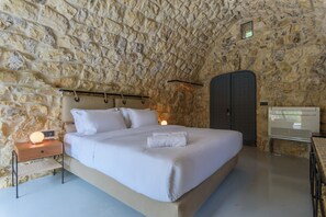 4 bedrooms, desk, iron/ironing board, free WiFi