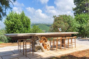 Outdoor dining - Amani Luxury 4-Bedroom Villa W/Pool in Batroun (Lebanon - Batroun)