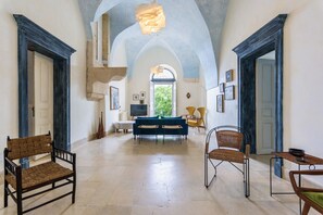 Smart-tv, bordfodbold, bordtennisbord, kontorer