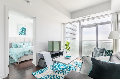 GLOBALSTAY. Unbeatable 53 Floor CN Tower view