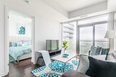 GLOBALSTAY. Unbeatable 53 Floor CN Tower view
