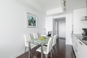 Dining - GLOBALSTAY. Unbeatable 53 Floor CN Tower view (Toronto/Canada)