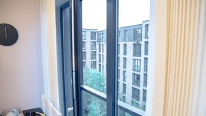 A view through a window with a view of a building with multiple windows and balconies. - Birmingham City Centre Apartment, Free Parking (Birmingham)