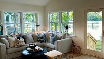 Téléviseur connecté, livres, chaîne audio