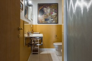 Chuveiro, secador de cabelo, toalhas de banho