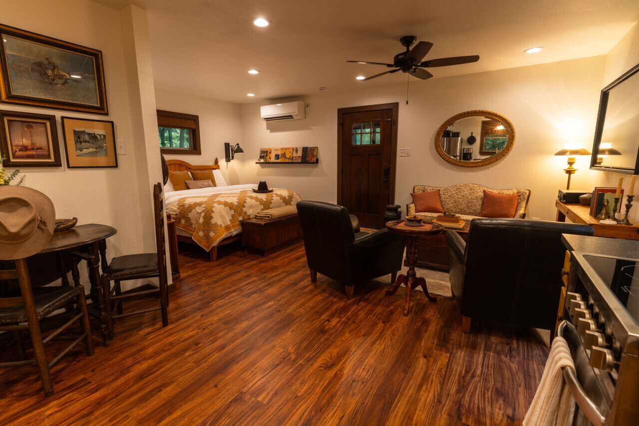 1 habitación, escritorio, tabla de planchar con plancha y cuna de viaje 