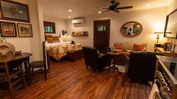1 habitación, escritorio, tabla de planchar con plancha y cuna de viaje