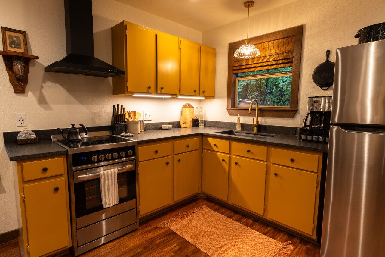 Kjøleskap, mikrobølgeovn, ovn og kokeplater