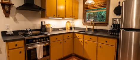 Kjøleskap, mikrobølgeovn, ovn og kokeplater