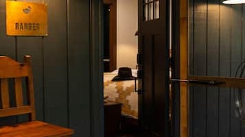 1 soverom, skrivebord, strykejern/-brett og reiseseng for barn