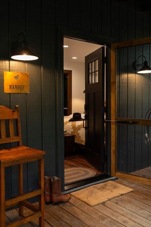 1 soverom, skrivebord, strykejern/-brett og reiseseng for barn