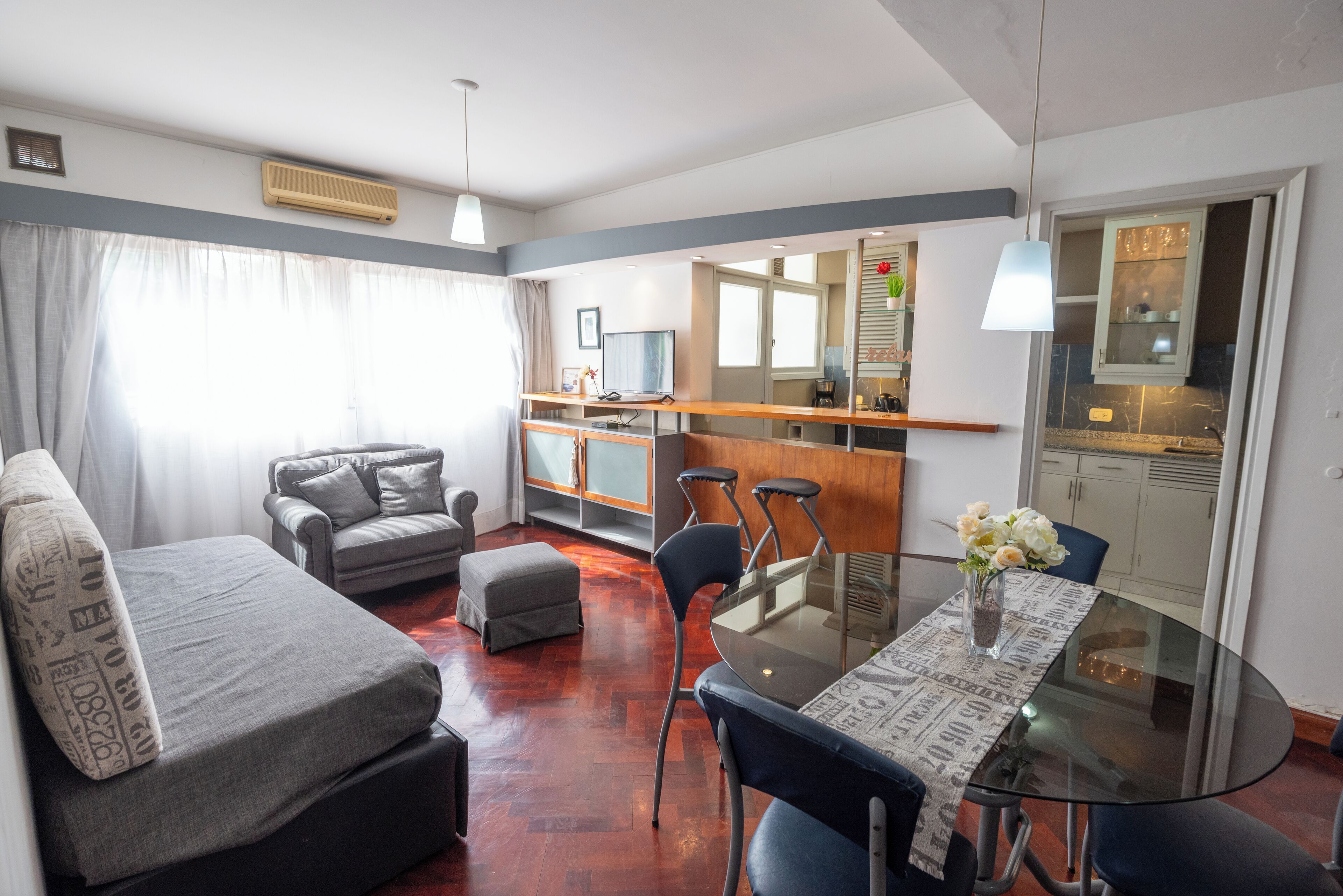 Apartamento conforto, 1 quarto, vista para a cidade, no canto | Área de estar | TV de tela plana 58 polegadas com canais via satélite, TV