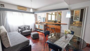 Apartamento conforto, 1 quarto, vista para a cidade, no canto | Área de estar | TV de tela plana 58 polegadas com canais via satélite, TV