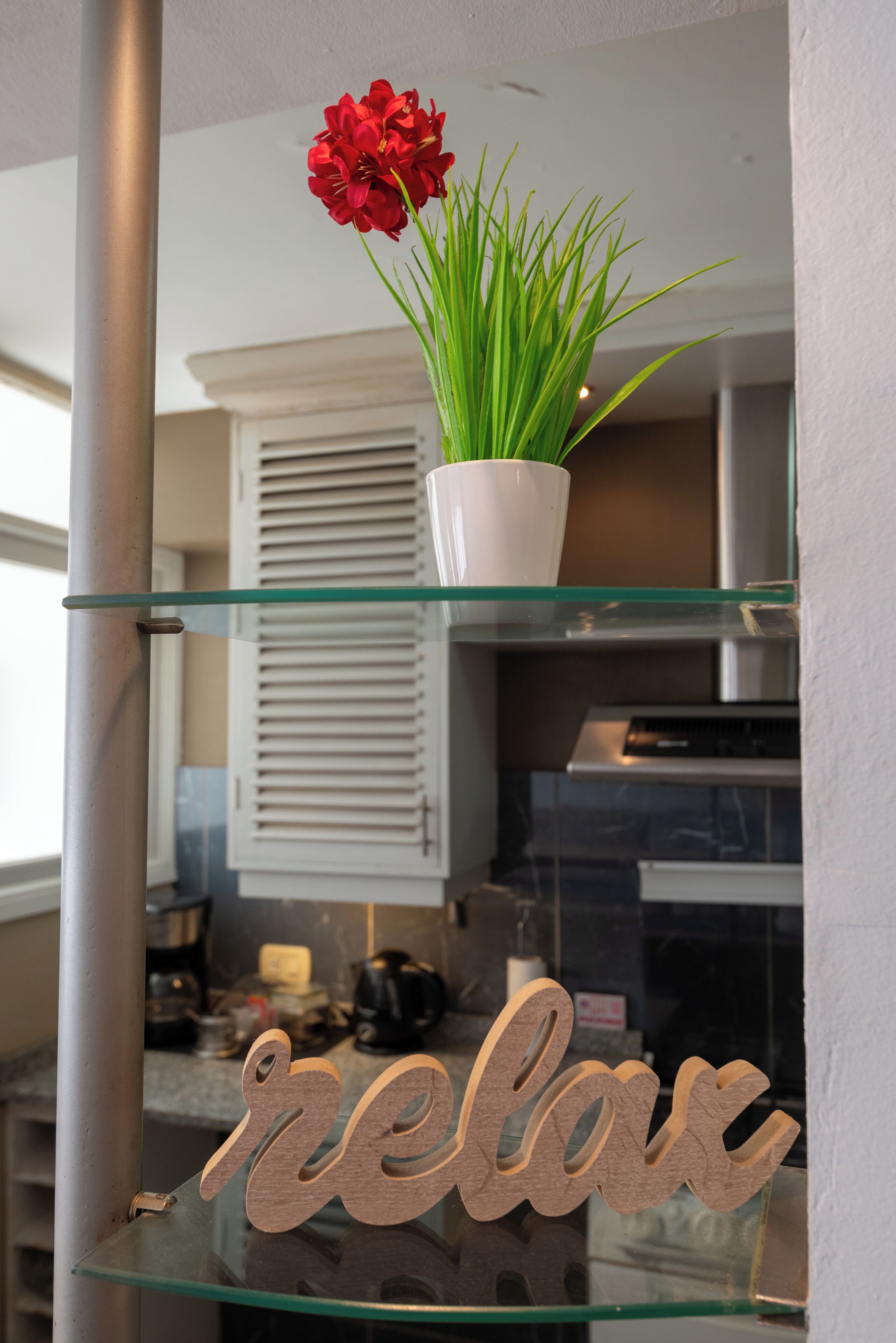 Comfort-Apartment, 1 Schlafzimmer, Stadtblick, Eckzimmer | Wohnbereich | 58-Zoll-Flachbildfernseher mit Satellitenempfang, Fernseher