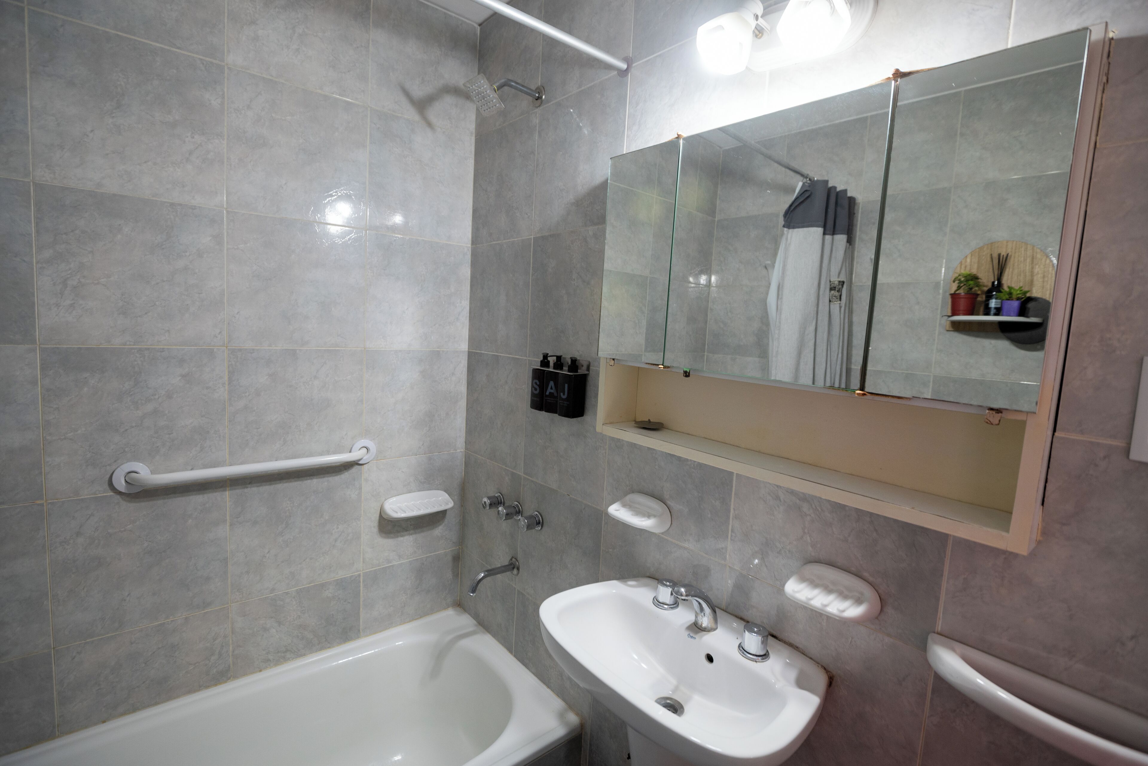 都會開放式客房, 淋浴間安全扶手, 清潔服務 | 浴室 | 淋浴設備、淋浴花灑、免費盥洗用品、吹風機