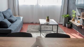 Studio Kota, pegangan shower, Pembersihan Kamar | Area keluarga | Televisi layar datar 58-inci dengan saluran TV satelit dan TV