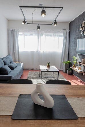 City-Studio, Haltegriffe in der Dusche, Zimmerreinigung | Wohnbereich