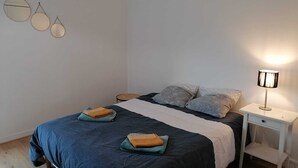 2 室のベッドルーム、アイロン / アイロン台、WiFi、ベッドシーツ