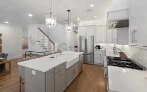 冷蔵庫、電子レンジ、オーブン、コンロ