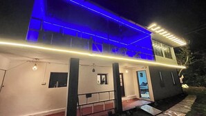 A two-story building with a flat roof and a balcony on the upper floor. - Mount Olympus Lounge (Kodaikanal)