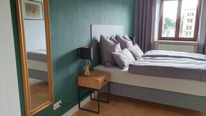 1 chambre, bureau, fer et planche à repasser, lit parapluie