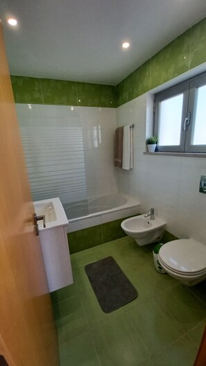 Asciugacapelli, bidet, asciugamani, sapone