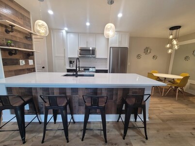 Charming 2-bedroom condo in welcoming Carrboro with fitness center, pool, Wi-Fi