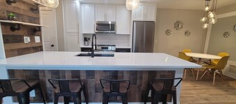 Charming 2-bedroom condo in welcoming Carrboro with fitness center, pool, Wi-Fi