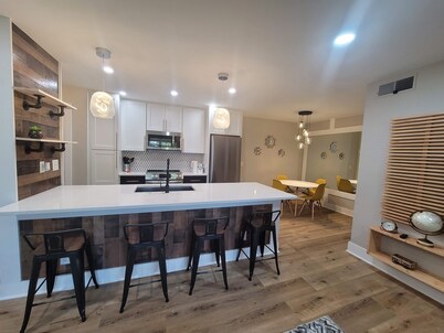 Charming 2-bedroom condo in welcoming Carrboro with fitness center, pool, Wi-Fi