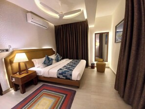 Bureau, espace de travail pour ordinateur portable, Wi-Fi gratuit