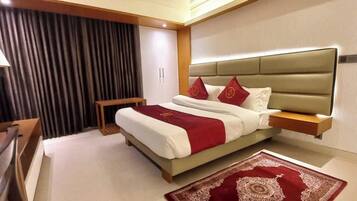 Desk, laptop workspace, free WiFi