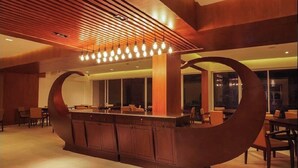 Um interior moderno com uma recepção de madeira curvada, janelas amplas e um design de teto acolhedor.