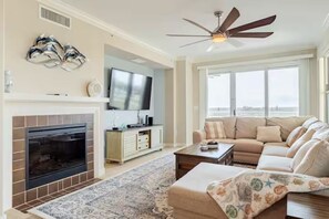 TV connectée, cheminée, écrans d'ordinateur, imprimantes