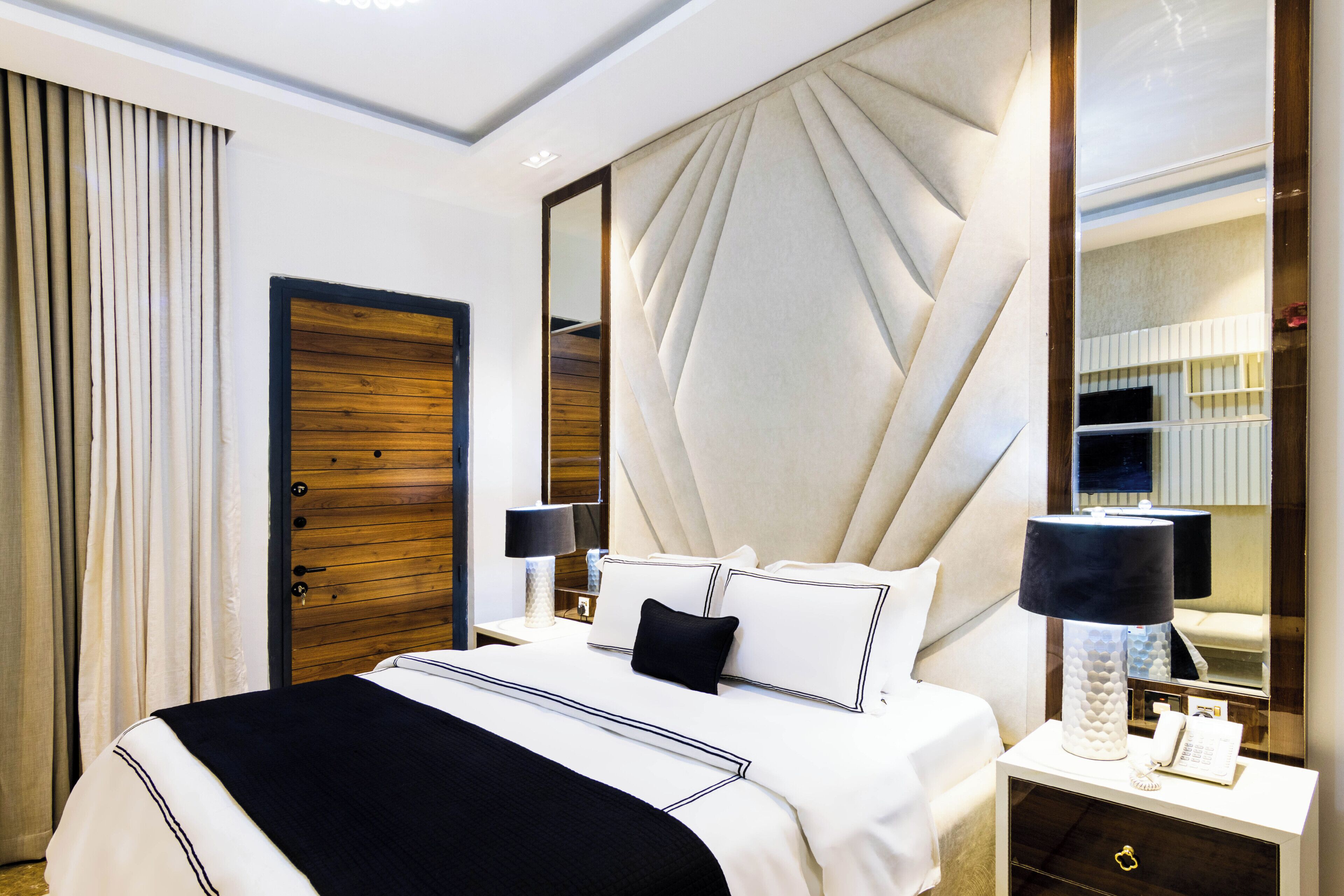 Royal Room, Non Smoking, City View | Desk, laptop workspace, free WiFi