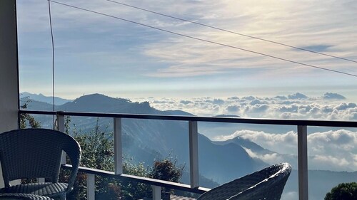 Cozy Stay Above the Clouds | Misty Mountain Views & Delicious Home Food