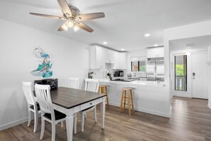 Dining - Beautiful Condo with Balcony Bay Views! Short Walk to Beach (Bradenton Beach)