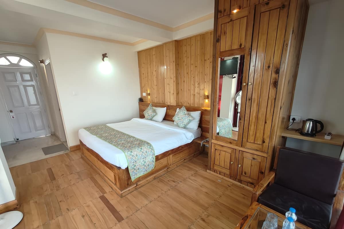 Deluxe Double Room, Mountain View | Memory-foam beds, desk, laptop workspace, iron/ironing board