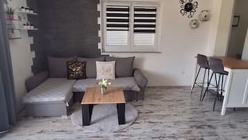 Apartment (One Bedroom Apartment With Sea View) | Living room | 32-inch flat-screen TV with satellite channels