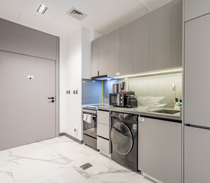 Réfrigérateur, micro-ondes, four, plaque de cuisson