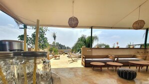 تناول الطعام بالخارج