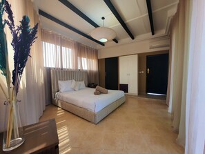 7 bedrooms, iron/ironing board, WiFi, bed sheets