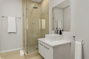 Dusche, Haartrockner, Handtücher, Seife