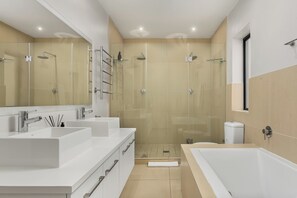 Douche, séchoir à cheveux, serviettes fournies, savon