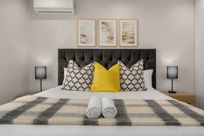 3 bedrooms, iron/ironing board, internet, bed sheets