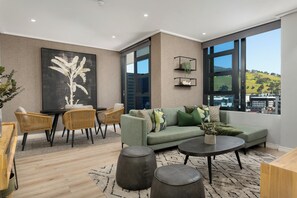 Interior - Designer Bree Apartment City + Hill Views (Cape Town)